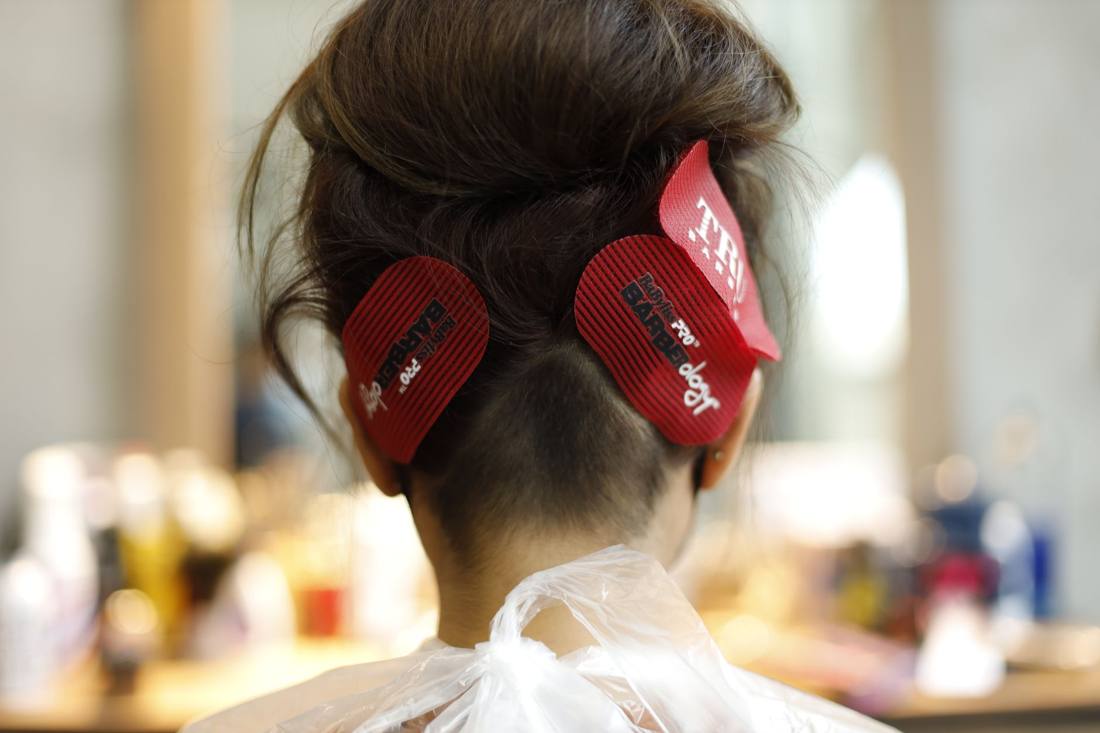 A detailed shot of hair coloring process using foils at a salon in İzmir, Türkiye.